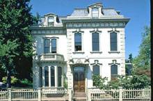 двухэтажный дом - белая штукатурка, русты, замковые камни на окнах